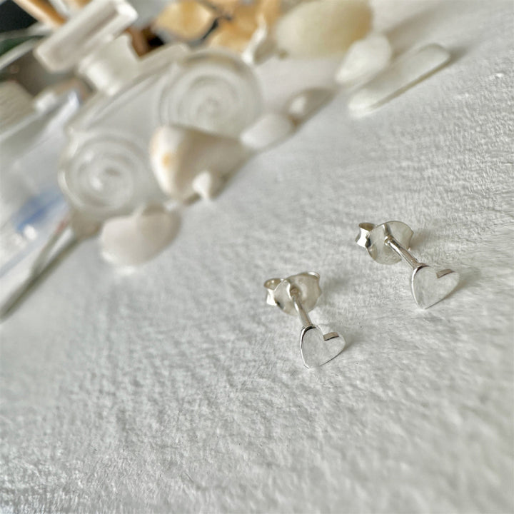 Pika & Bear boucles d'oreilles clous petit cœur « Inima »