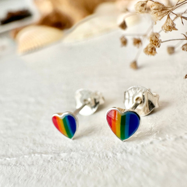 Pika & Bear boucles d'oreilles clous mini-cœurs arc-en-ciel « Lil' Lovin' »
