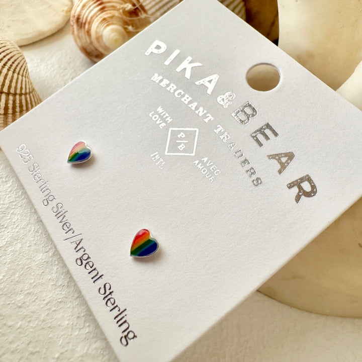 Pika & Bear boucles d'oreilles clous mini-cœurs arc-en-ciel « Lil' Lovin' »