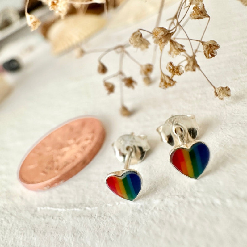 Pika & Bear boucles d'oreilles clous mini-cœurs arc-en-ciel « Lil' Lovin' »