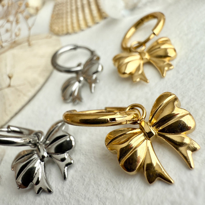 Boucles d'oreilles créoles Pika & Bear "Luca" avec breloque nœud
