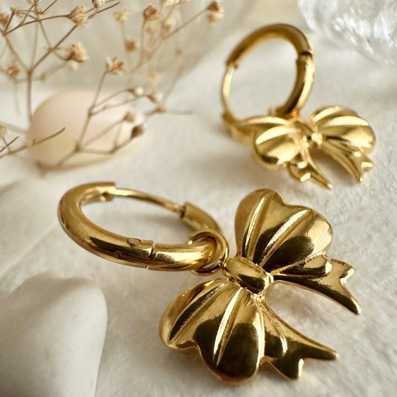 Boucles d'oreilles créoles Pika & Bear "Luca" avec breloque nœud