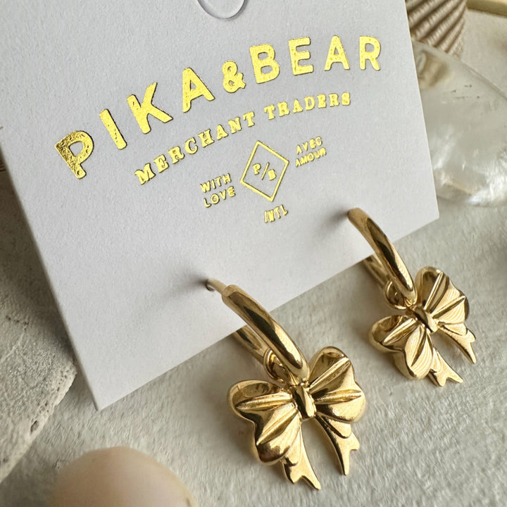 Boucles d'oreilles créoles Pika & Bear "Luca" avec breloque nœud