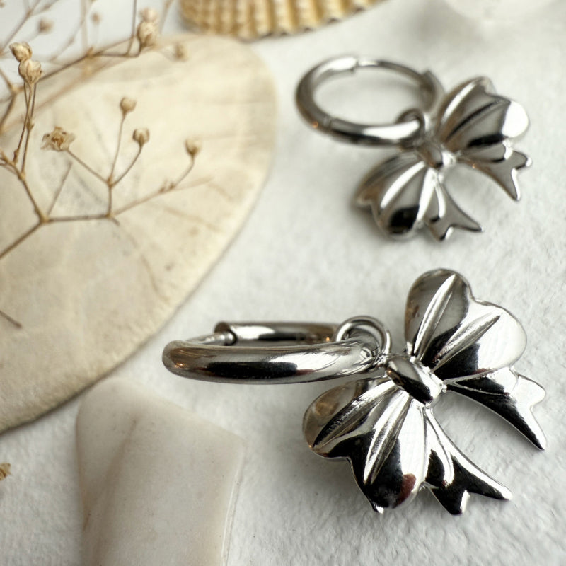 Boucles d'oreilles créoles Pika & Bear "Luca" avec breloque nœud
