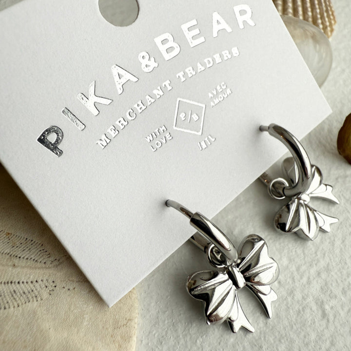 Boucles d'oreilles créoles Pika & Bear "Luca" avec breloque nœud