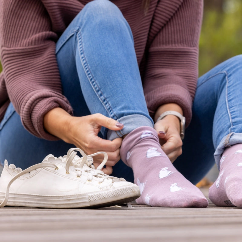 Friday Sock Co. Chaussettes blanches à motif chat pour femme