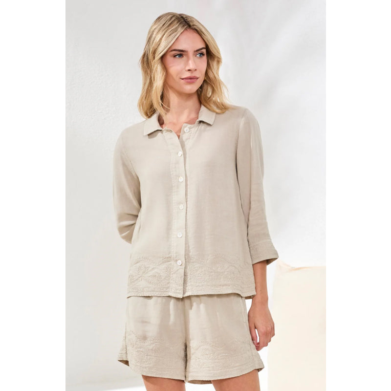 Chemise brodée à manches 3/4 boutonnée, motif hachuré tribal