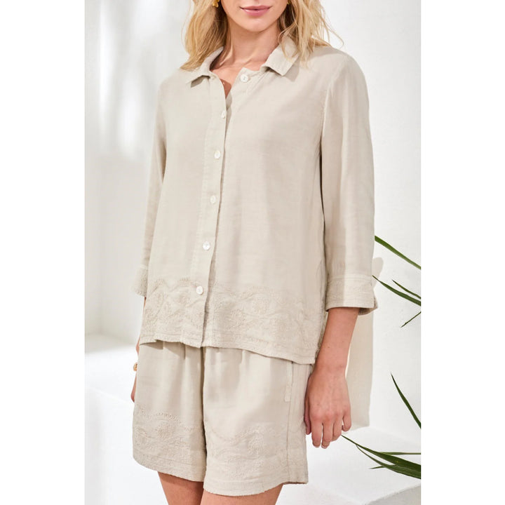 Chemise brodée à manches 3/4 boutonnée, motif hachuré tribal